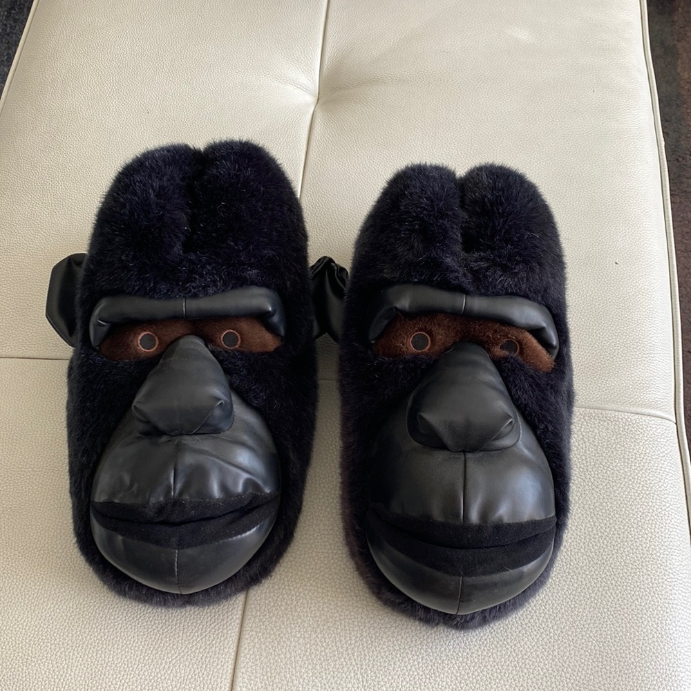 Gorilla Slippers 🤎😂🖤
